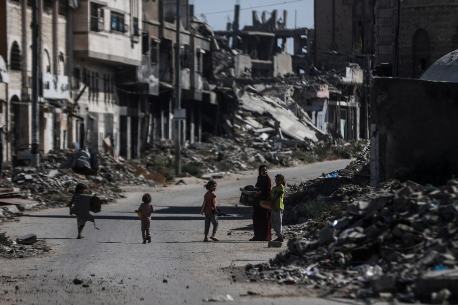 Israeli forces kill Palestinian in Gaza, wound 9 including 4 children