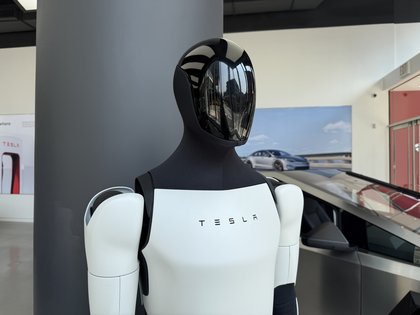 Tesla končí s Modely S a X. Elon Musk firmu definitivně posouvá k AI a humanoidním robotům