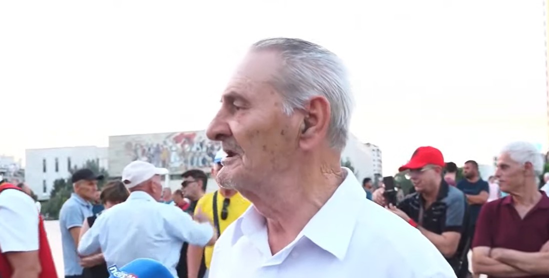 Qytetari thirrje shqiptarëve nga sheshi Skënderbej: Frika është vrarë! Bashkojuni protestës