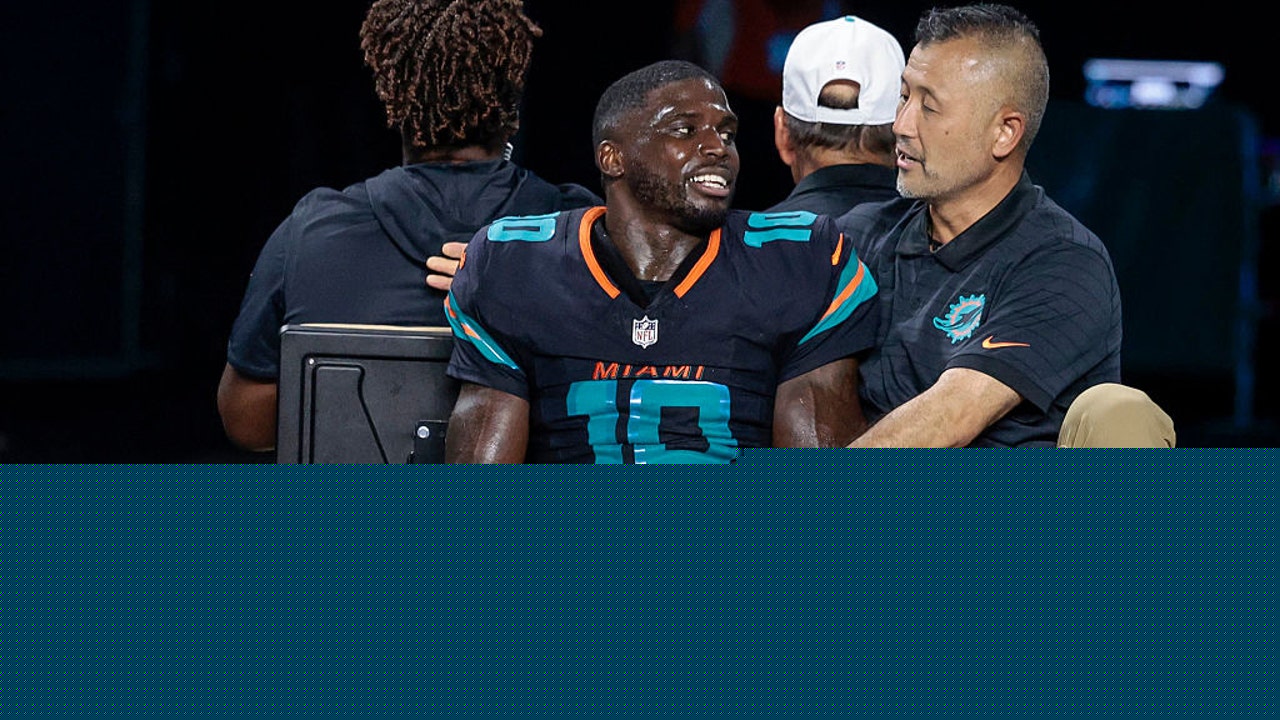 Dolphins star Tyreek Hill carted off field after gruesome knee injury on MNF