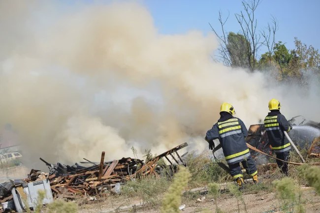 Požari u Deliblatskoj peščari i kod Zaječara, gase ih helikopteri