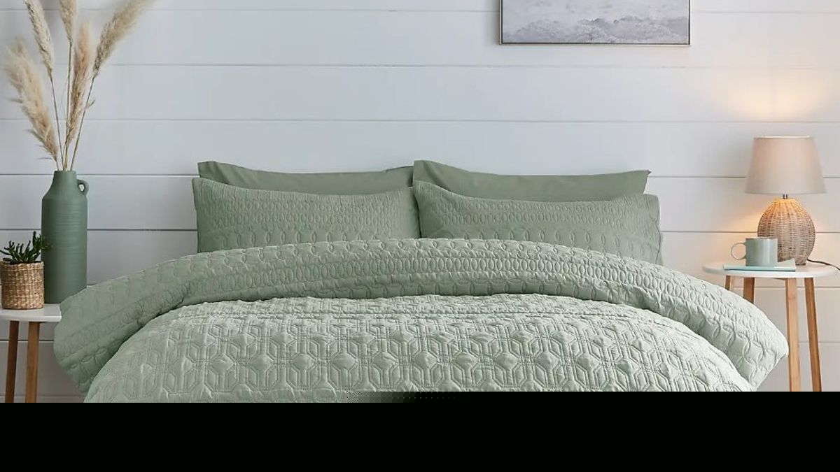 Autumn shoppers rush to buy 'perfect' Dunelm no-iron bedding in 8 colours