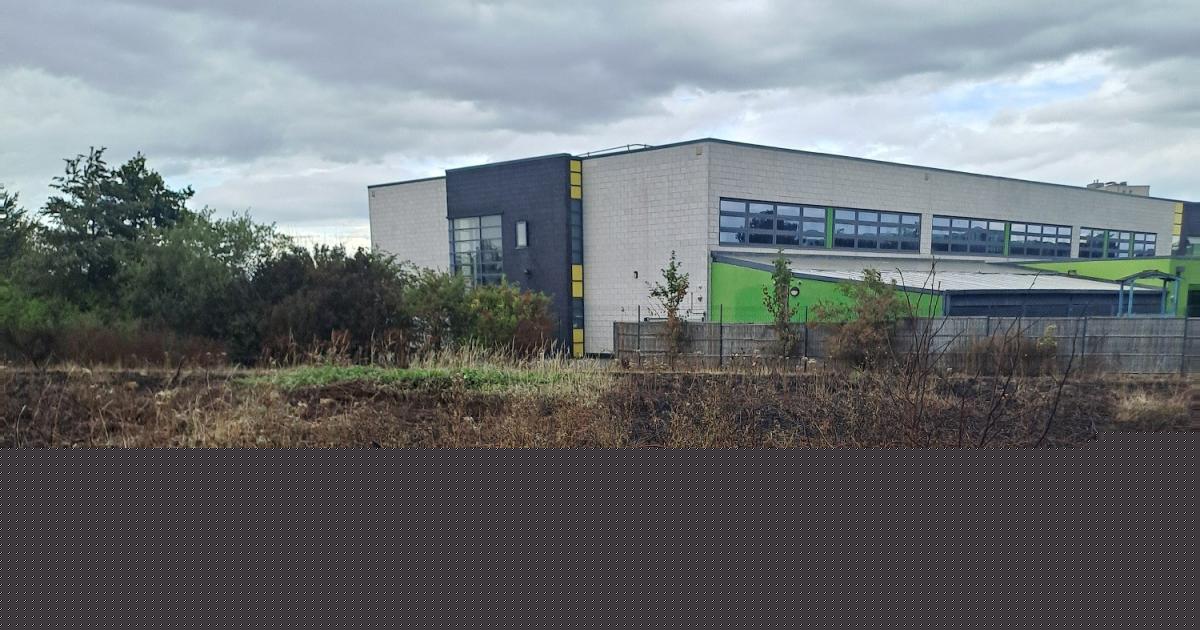 Firefighters issue urgent warning as blaze spreads rapidly towards primary school