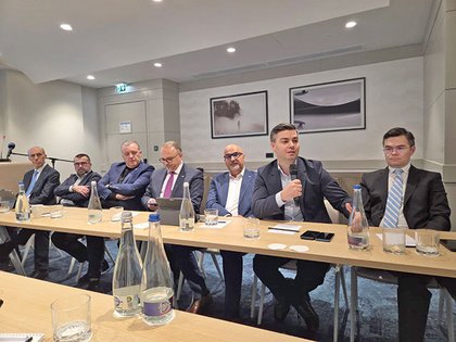 Bursă. Unde puteţi face investiţii: Maximele bursiere şi atractivitatea investiţiilor care pot depăşi inflaţia au atras 1 mld. euro în fonduri mutuale în 2025. Directorii văd oportunităţi pe titluri de stat, iar o zi de scădere a bursei este un cadou pentru investitorii care acumulează