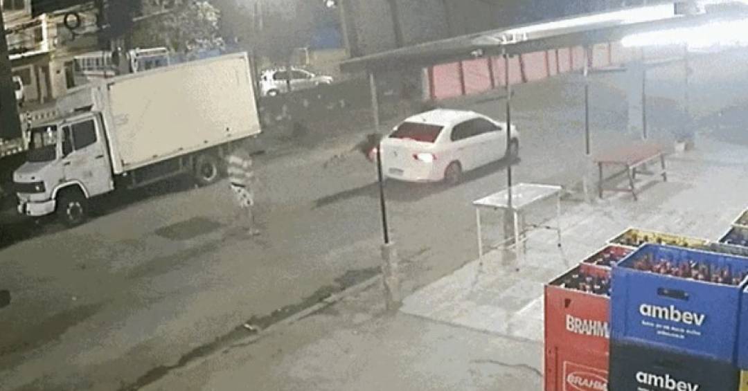 Mulher é atropelada por motorista de aplicativo, que ainda arrastou homem após bate-boca