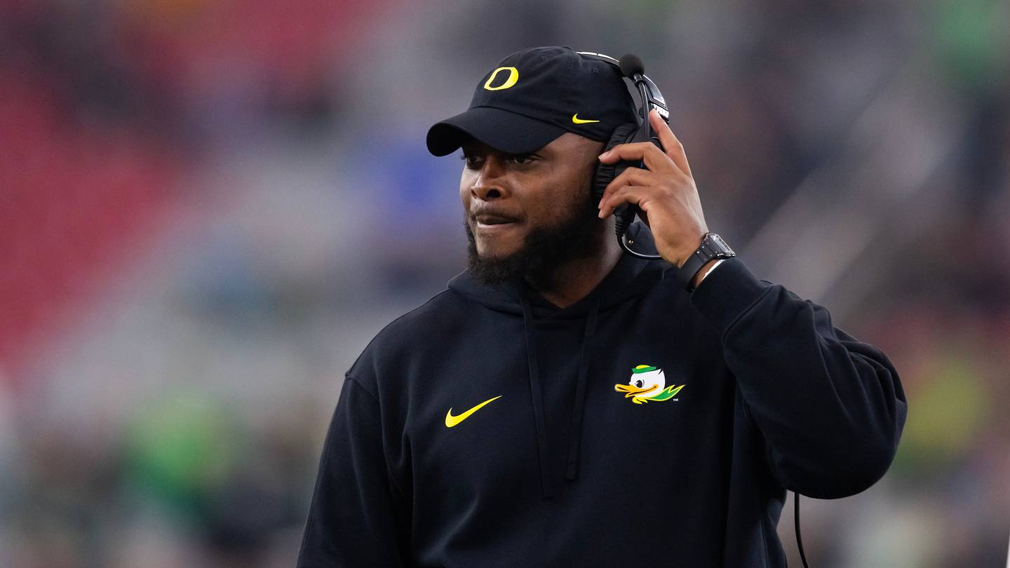 Freshman duo emerging as potential answers to Oregon's biggest unanswered question