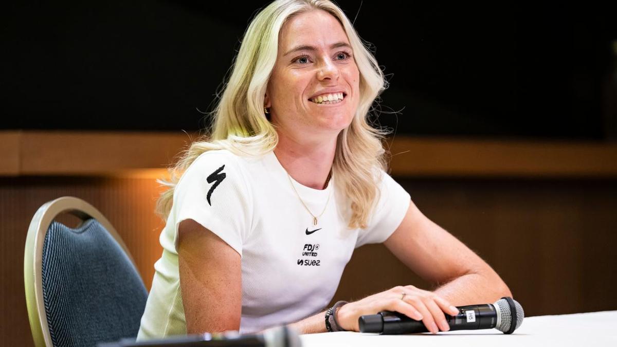 Vollering battles to stage win as Reusser keeps control