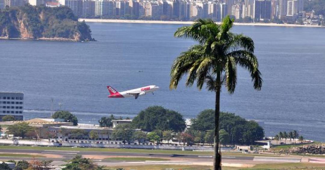 Pista do Aeroporto Santos Dumont é reaberta após 12 horas de interdição e mais de 160 voos cancelados