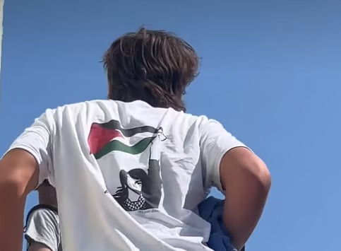 Austria. Una tensa situación en un campo de exterminio nazi por el uso de una remera pro palestina por parte de un visitante