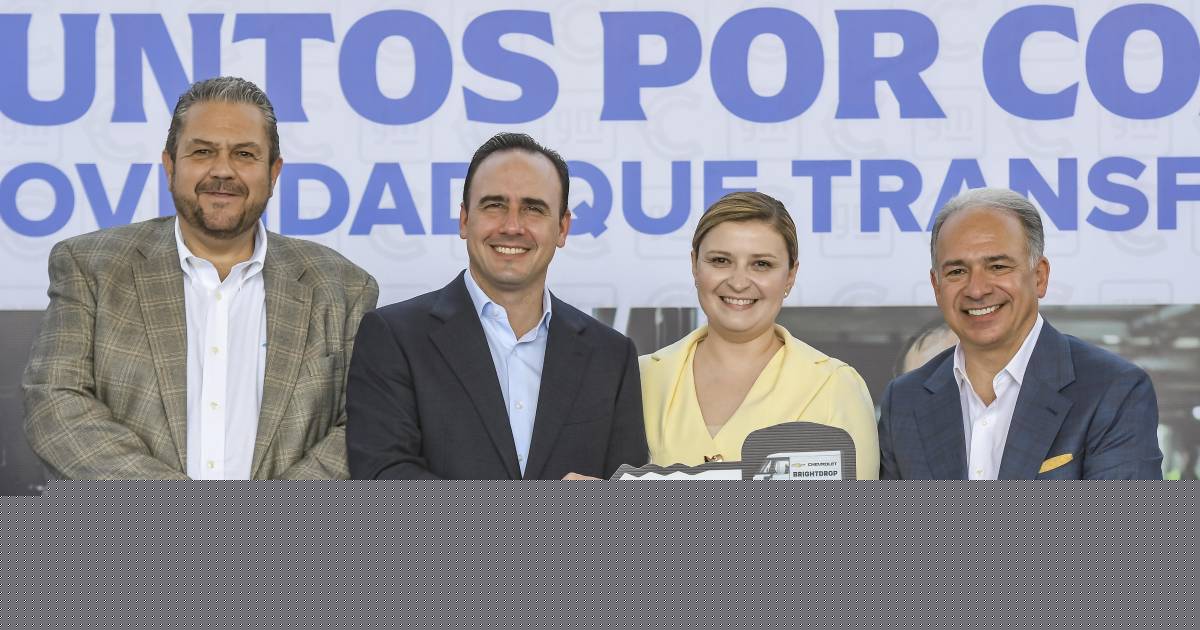 General Motors dona tres camionetas eléctricas para reforzar programas sociales en Coahuila