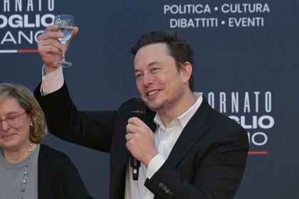 Peter Thiel’s hedge fund cut its stake in Tesla by 76%