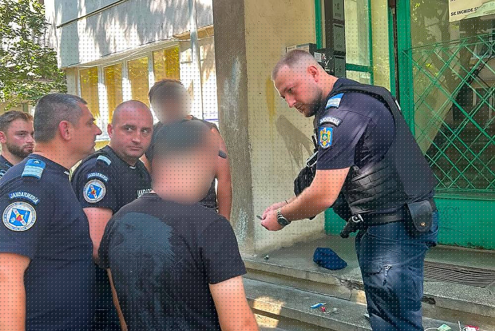 Jandarm aflat în timpul liber a observat doi tineri cu comportament suspect. Asupra unuia au fost găsite substanțe susceptibile a fi interzise