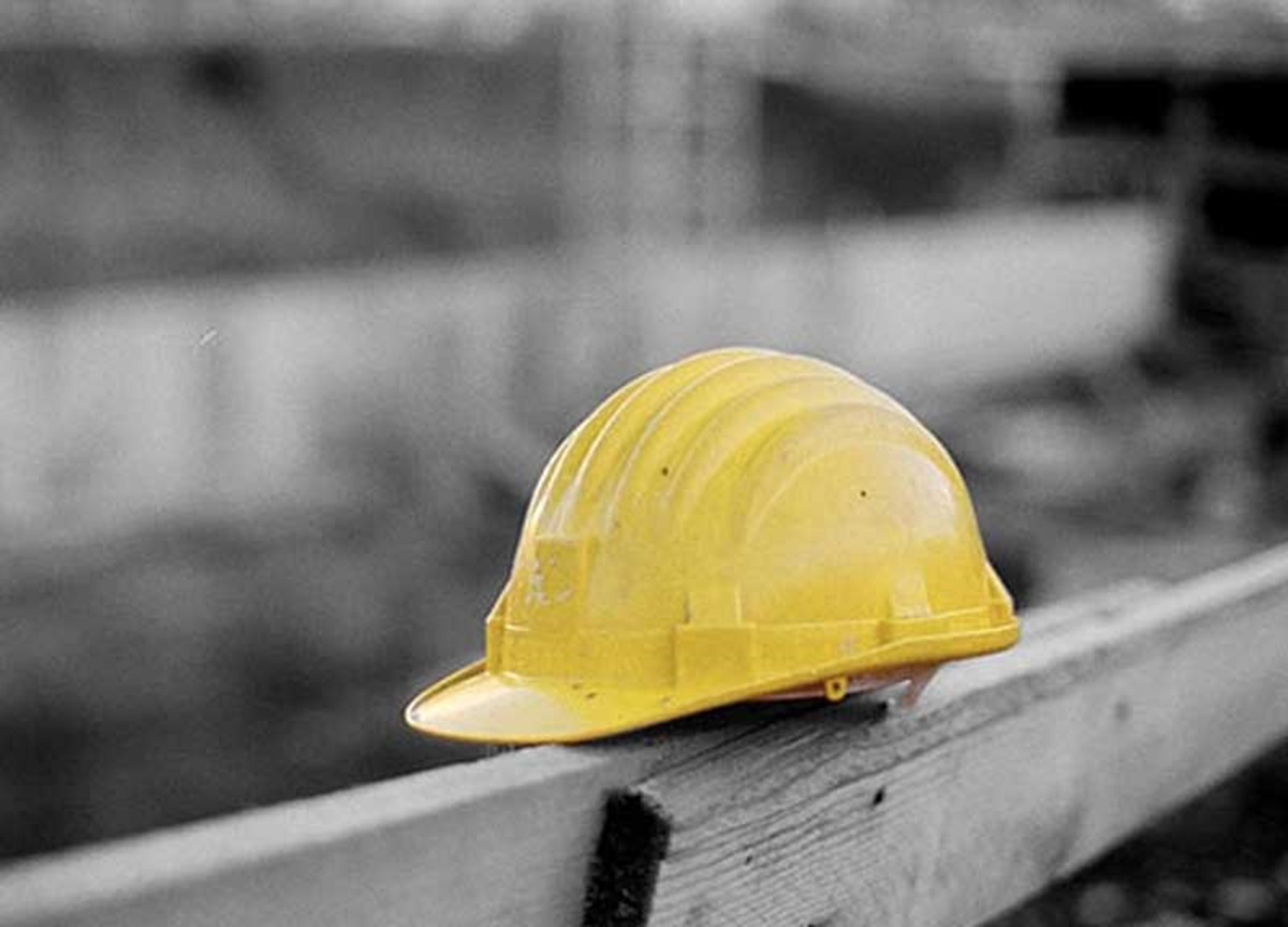 Incidenti sul lavoro, crolla solaio in un cantiere: operaio muore in Salento. A Pomigliano D’Arco tre feriti in un’esplosione