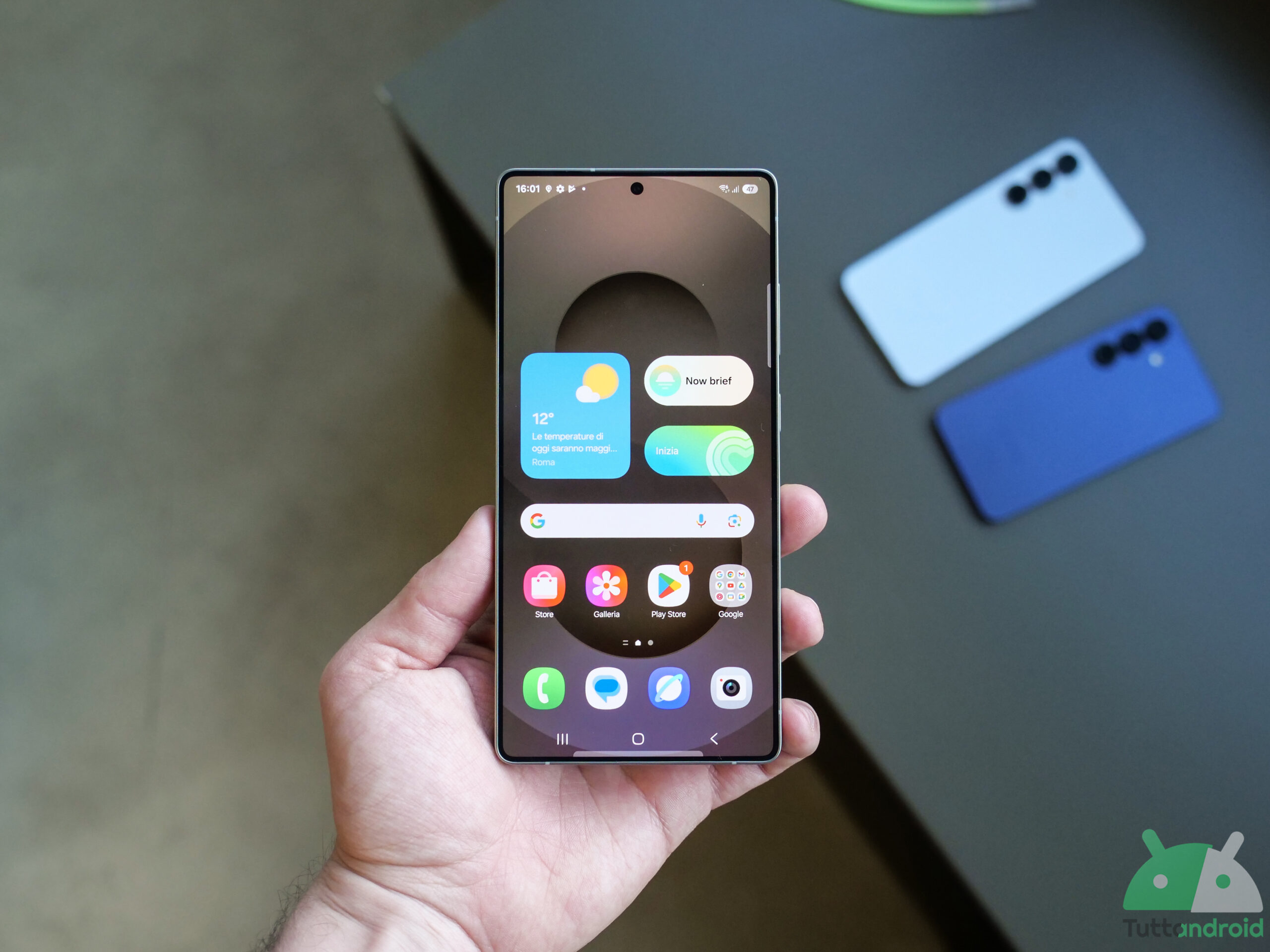 Una carrellata di immagini ci svela i Galaxy S26, mentre Samsung anticipa il suo 2026