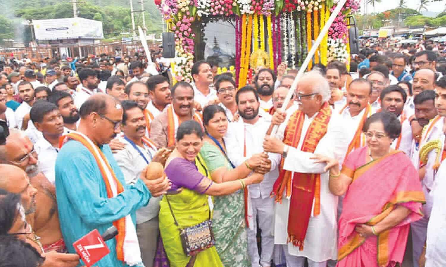 Lakhs brave drizzle for Simhachalam Giri Pradakshina