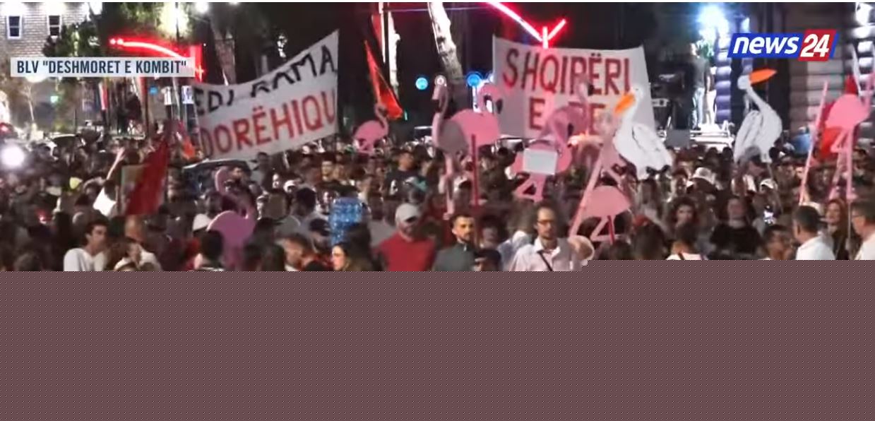 Pas fjalimeve dhe mesazheve para Kryeministrisë, nis marshimi në rrugët e Tiranës, qytetarët kërkojnë dorëheqjen e Edi Ramës