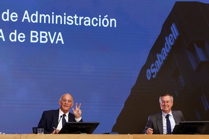 El consejo del Sabadell rechaza de nuevo la oferta del BBVA, pero el inversor mexicano David Martínez sí acudirá a la opa