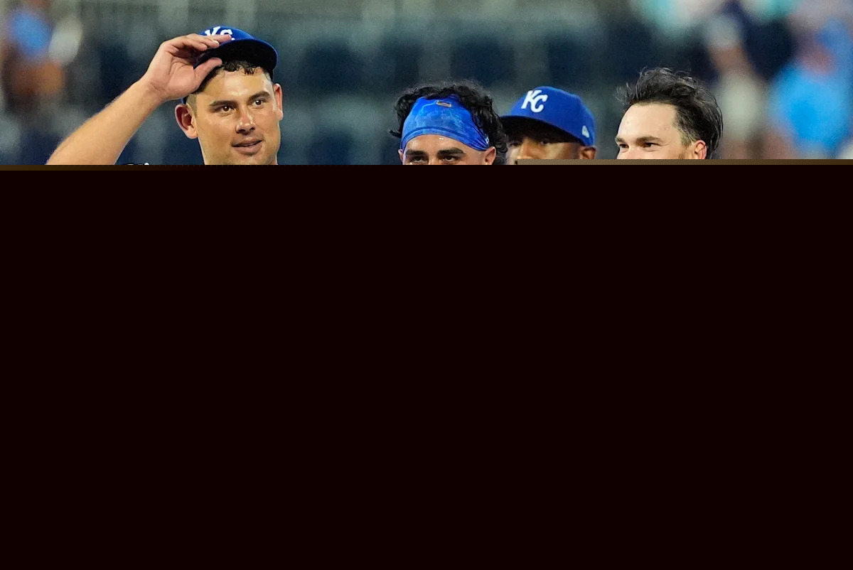 Loftin's squeeze bunt in the ninth gives the Royals a 4-3 victory over the Giants