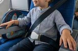 Bambino non vuole di allacciarsi la cintura prima del decollo, volo cancellato