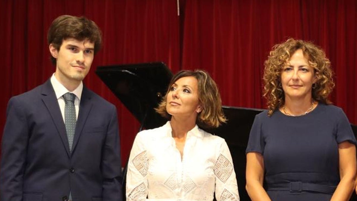Sonsoles Ónega, muy emocionada junto a sus hermanos en el homenaje a su padre, Fernando Ónega, en Lugo, 5 meses después de su muerte