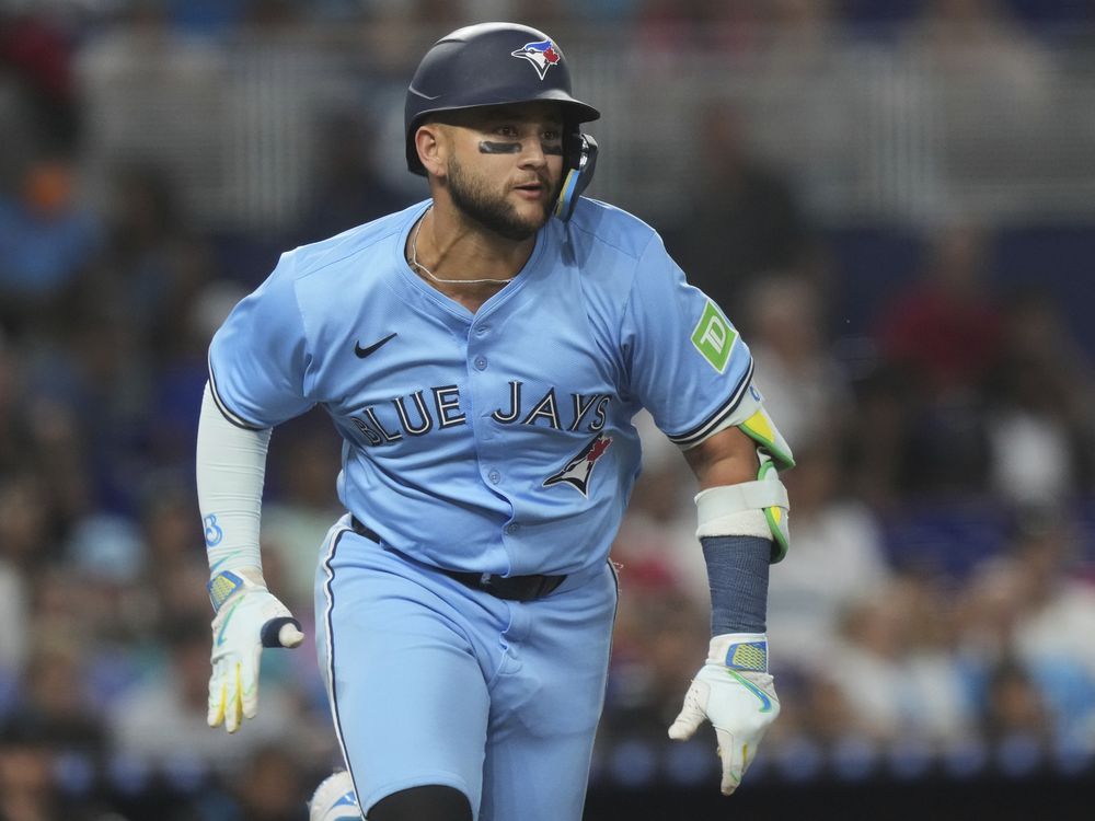 Blue Jays shortstop Bichette making progress, but still day to day with knee injury