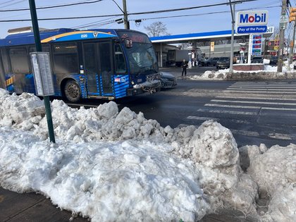 ‘Particularly dangerous’: Some S.I. bus stops remain snow-covered