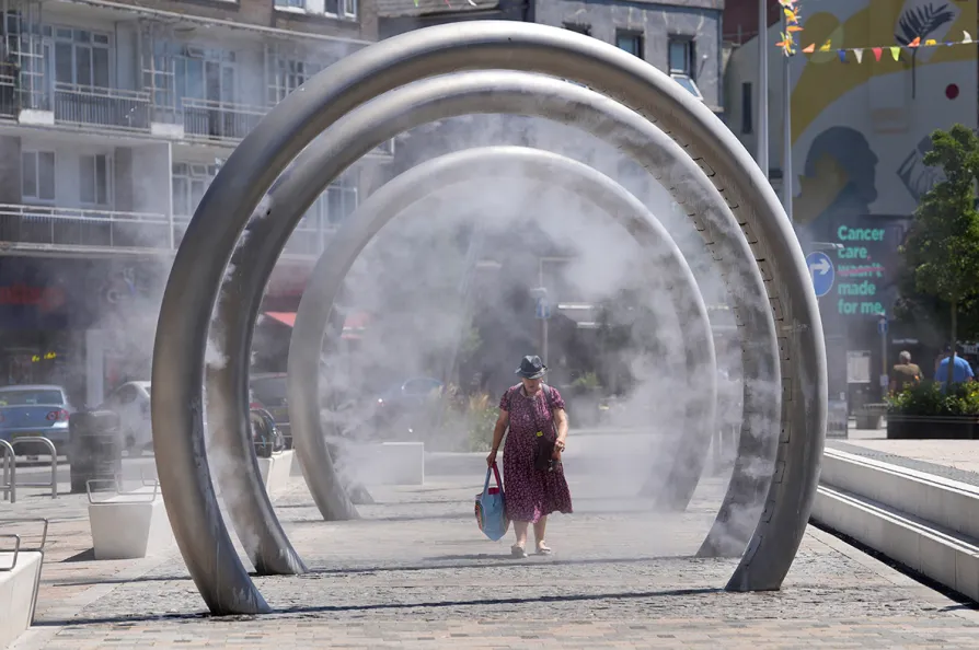 More than 175,000 back calls for maximum workplace temperatures as 35°C highs loom