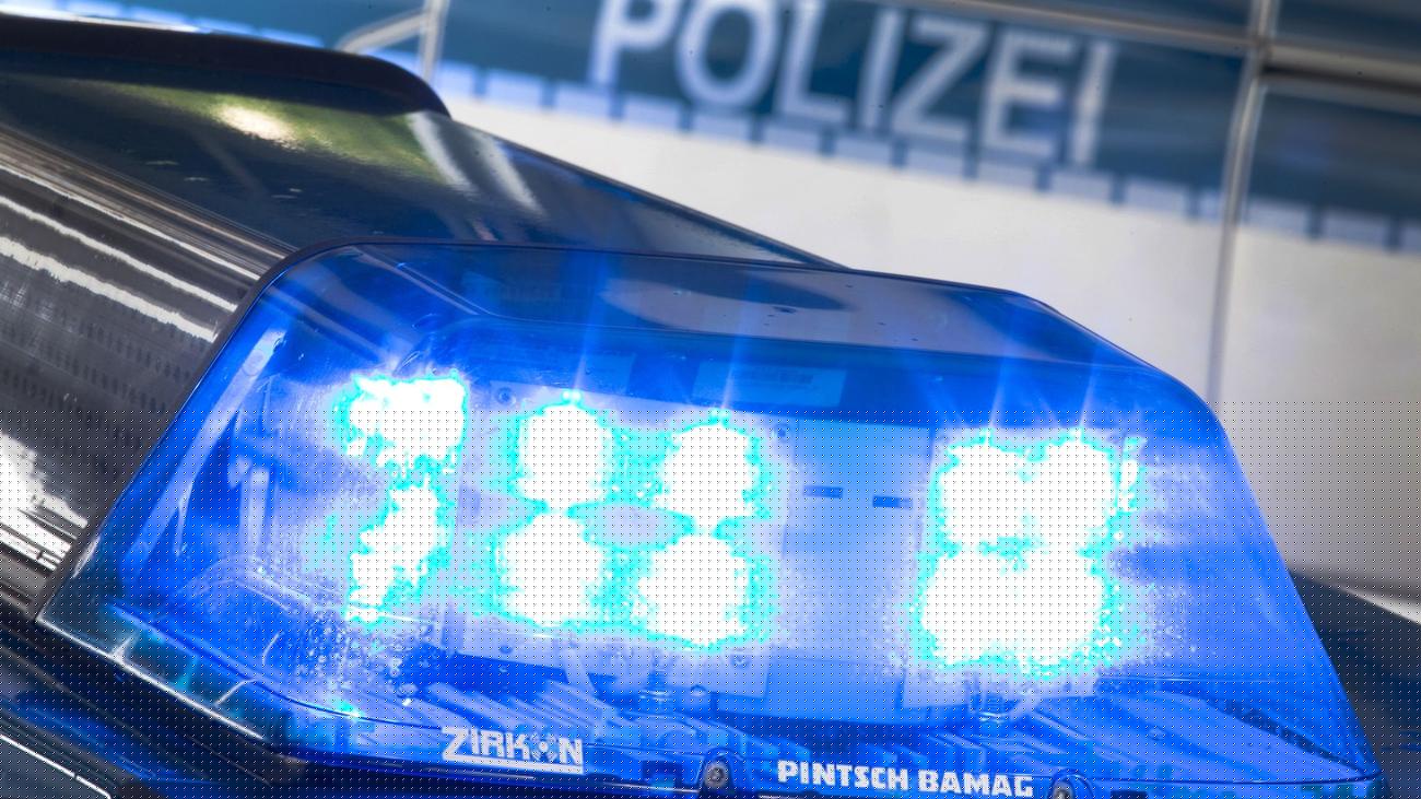 Unfall nach Flucht: Autofahrer rast der Polizei davon - bis an einen Baum