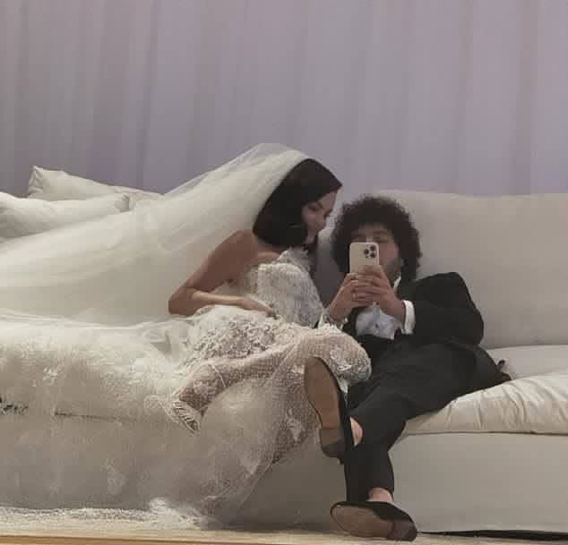 Selena Gomez’in kocası Benny Blanco, cömert düğünden sonra göğsünde uykusunun samimi fotoğrafını paylaşıyor
