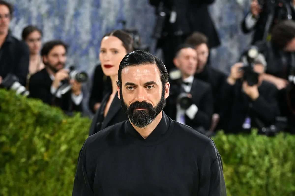 Morgan Spektor u ulozi Roberta Lengdona u Netfliksovoj adaptaciji Dena Brauna