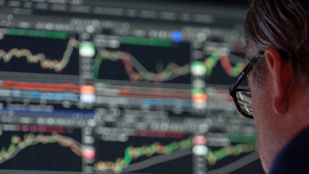 Wall Street opens mixed as industrials rise, tech slips