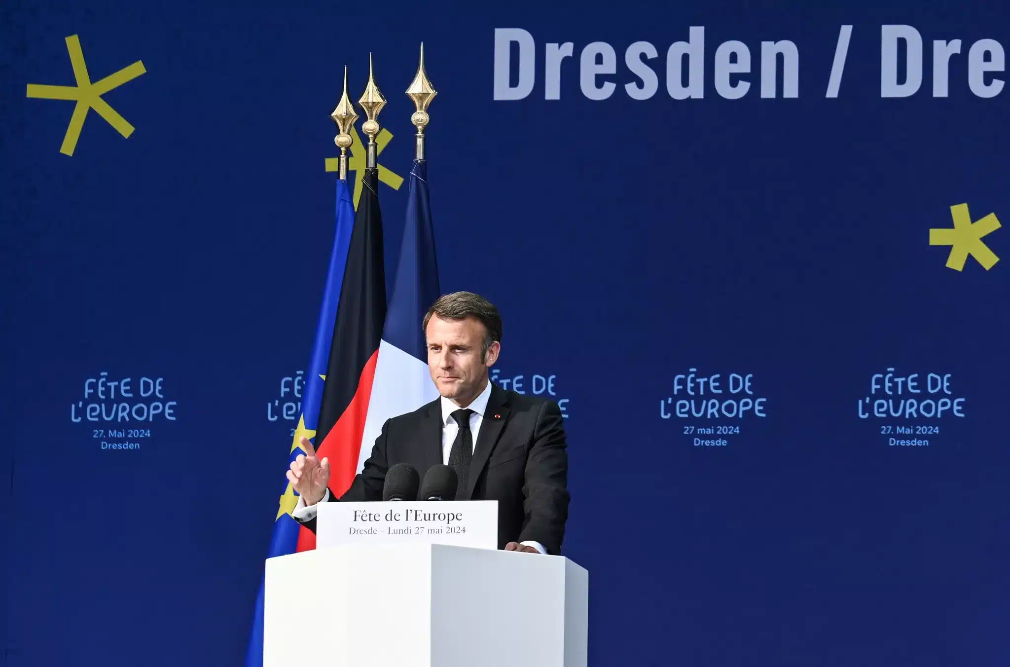 Macron spune că „nimic nu este exclus” dacă un avion rusesc va încălca spațiul aerian european