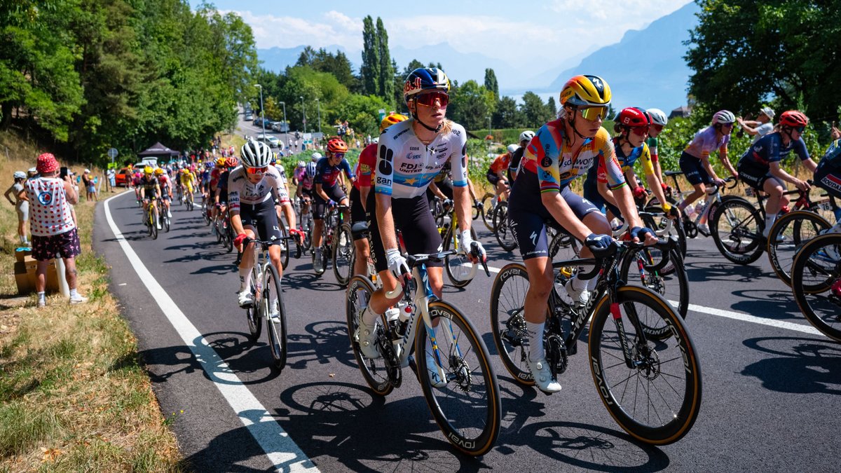 Demi Vollering a été sanctionnée à cause d'une "pause pipi" sur le Tour de France ! La championne et deux coureuses françaises ont pris une amende