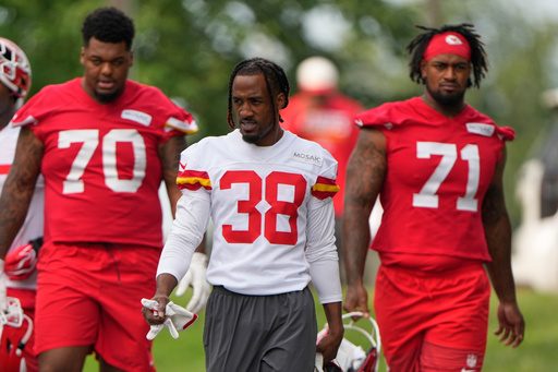 Josh Simmons is back at full speed, providing a key shield for Patrick Mahomes in Chiefs camp