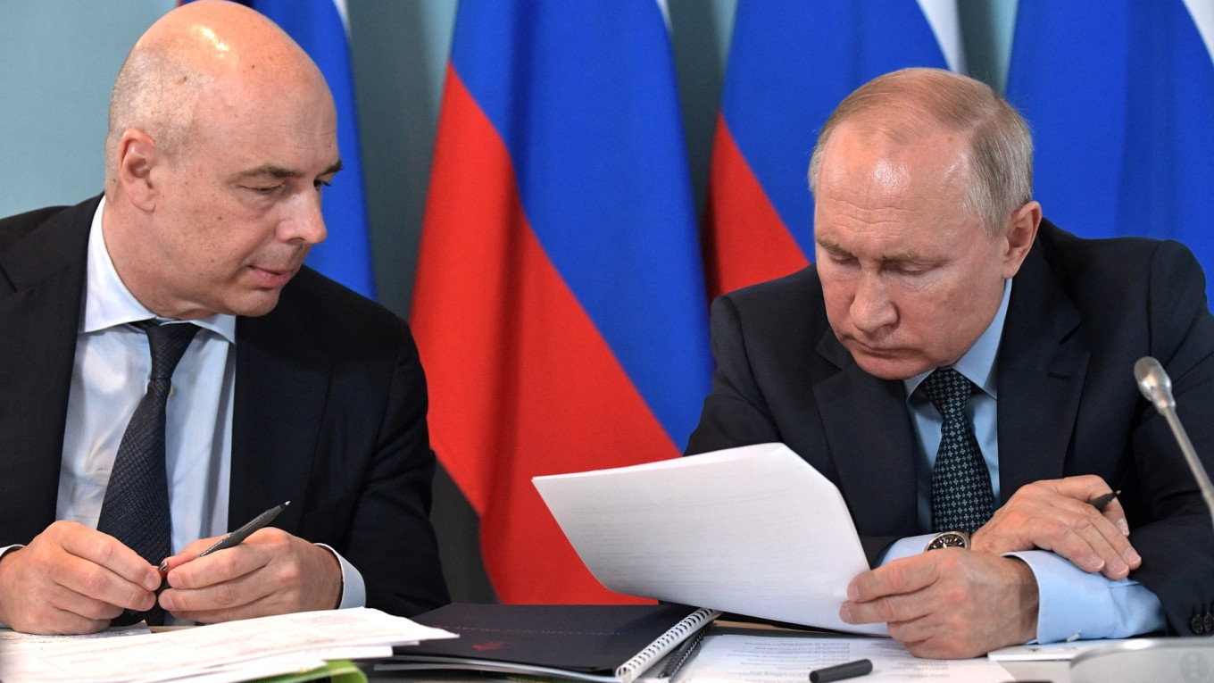 Putin has been asked to raise taxes again due to the collapse of oil and gas budget revenues