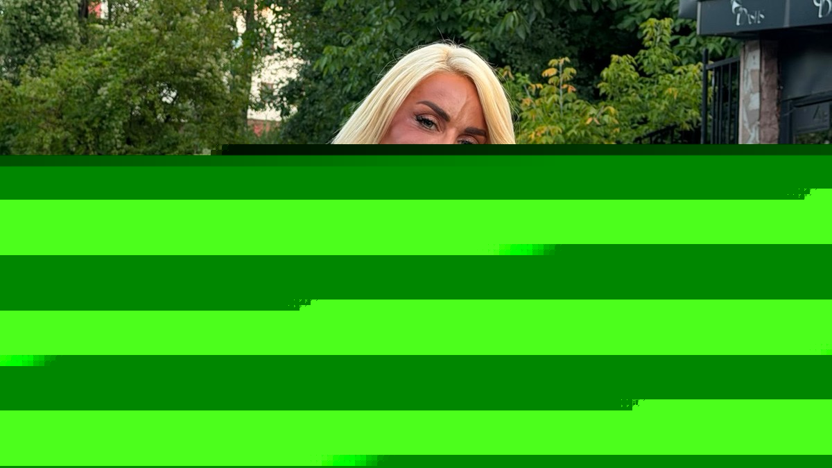 BOJANA LAZIĆ POKAZALA MAJKU Sa njom uživa na letovanju: Doručak U BAZENU, a tek da vidite voditeljku u bikiniju (FOTO)