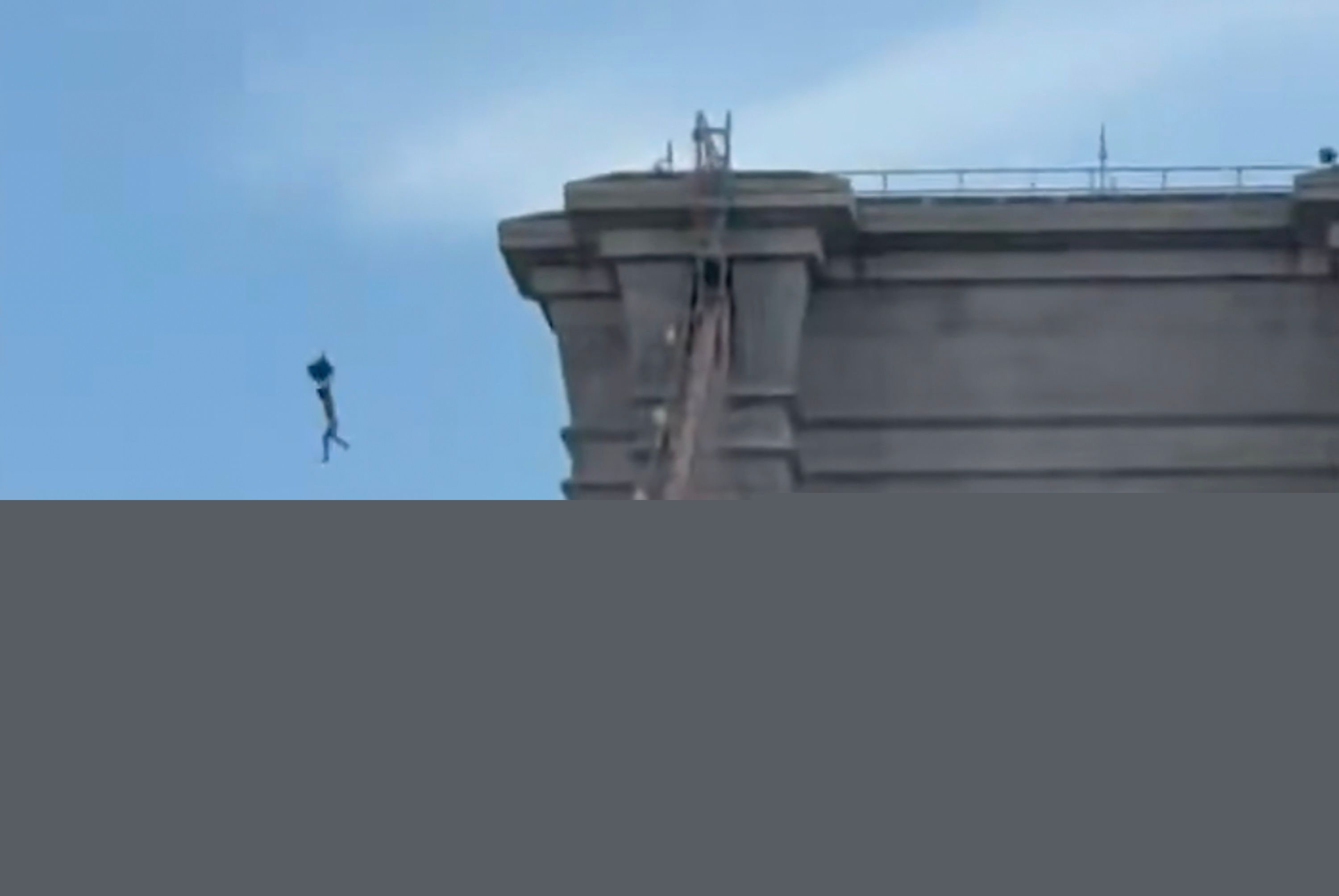 Pour des raisons inexplicables, un homme nu saute du pont de Brooklyn après avoir hissé des drapeaux