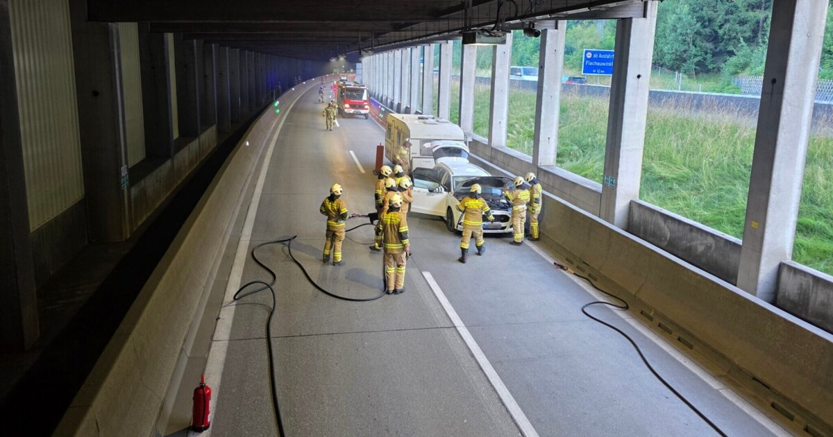 Bei A10-Einhausung - Autobrand löste Suche nach Fahrer und Insassen aus