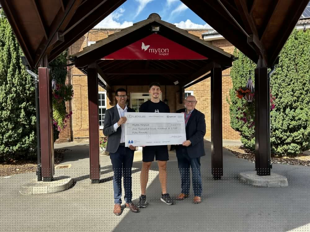 Donation puts local professional boxer on target with Myton Hospices fundraiser