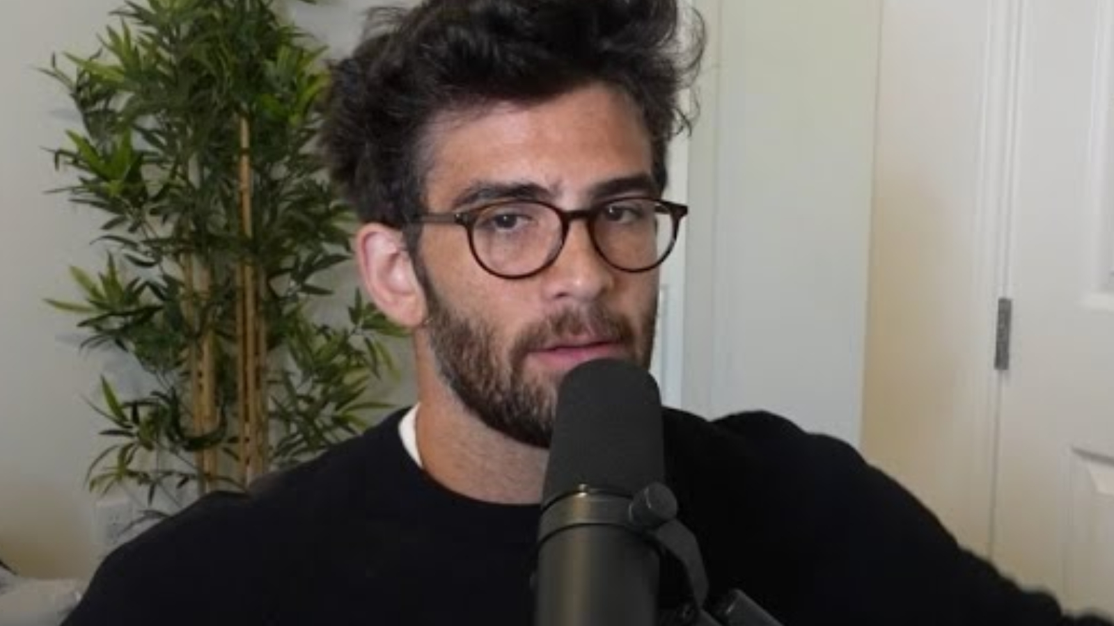 Hasan once again banned on Twitch
