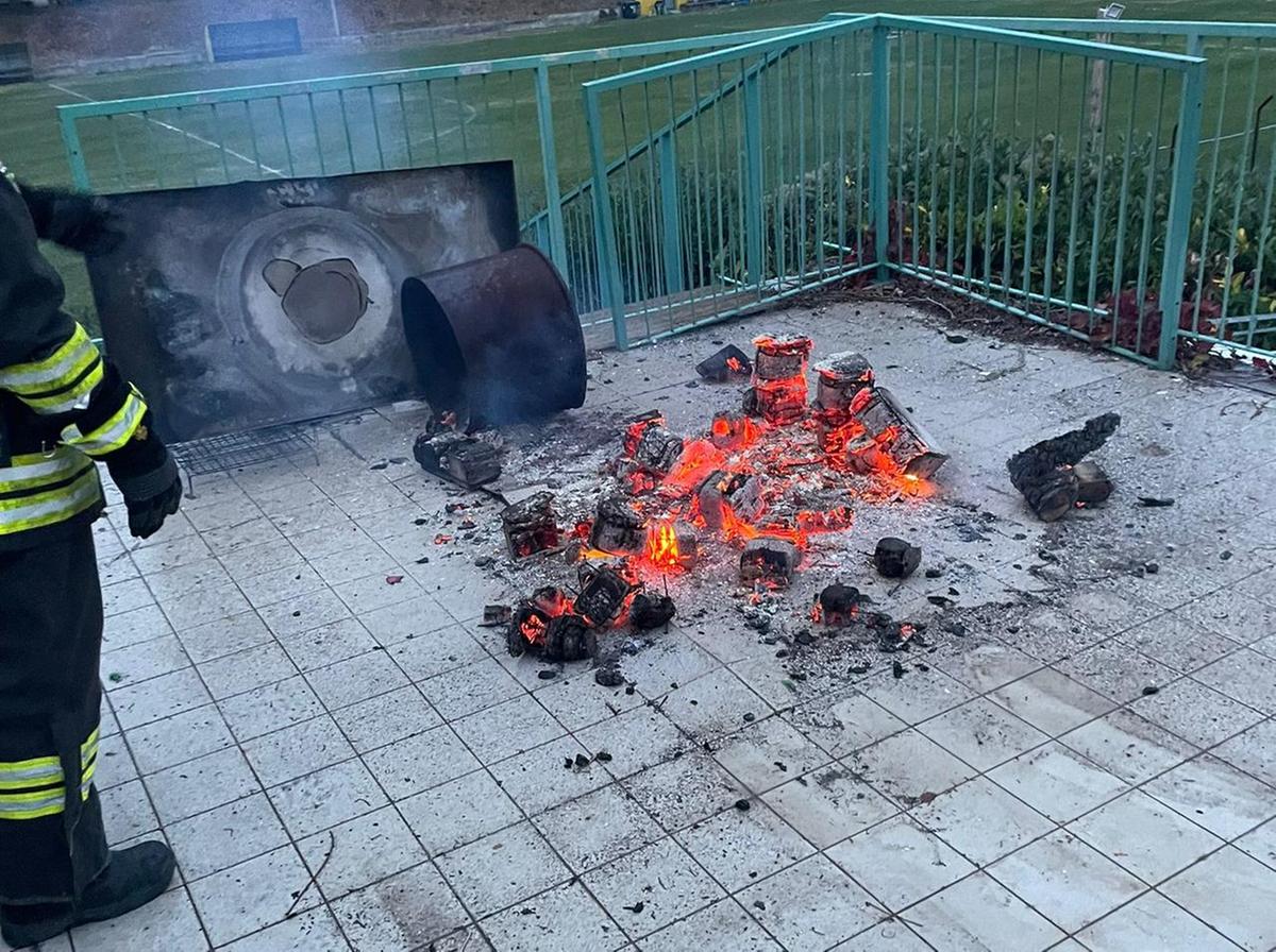 Vandali incendiano la piscina di Verucchio