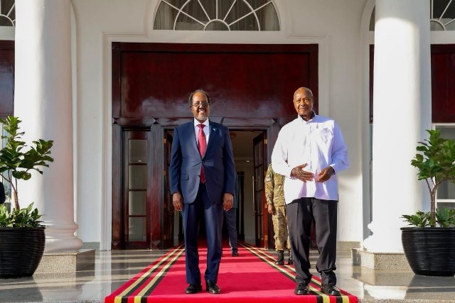 Madaxweyne Xasan Sheekh oo la kulmay dhiggiisa dalka Uganda Museveni