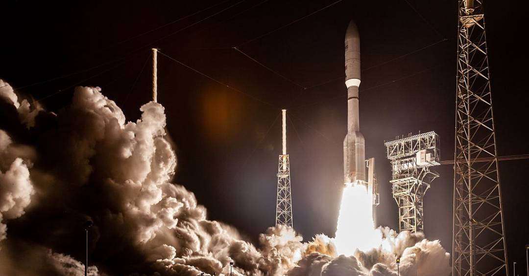 Amazon pretende lançar 5 mil satélites para conectar internet do espaço ao celular