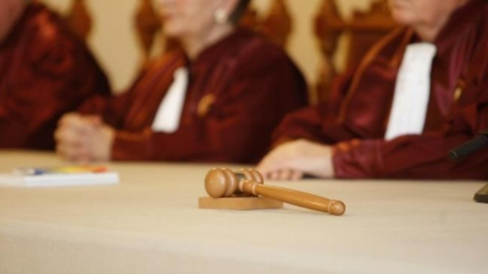 Decizie așteptată la Curtea de Apel București în cazul a doi judecători CCR contestați de o avocată AUR