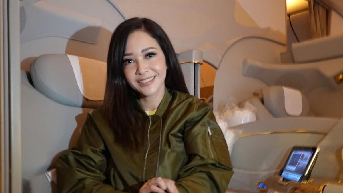 6 Gaya Kasual Maia Estianty Traveling Naik Pesawat, Bagasi Boleh Berat tapi Hati Ringan