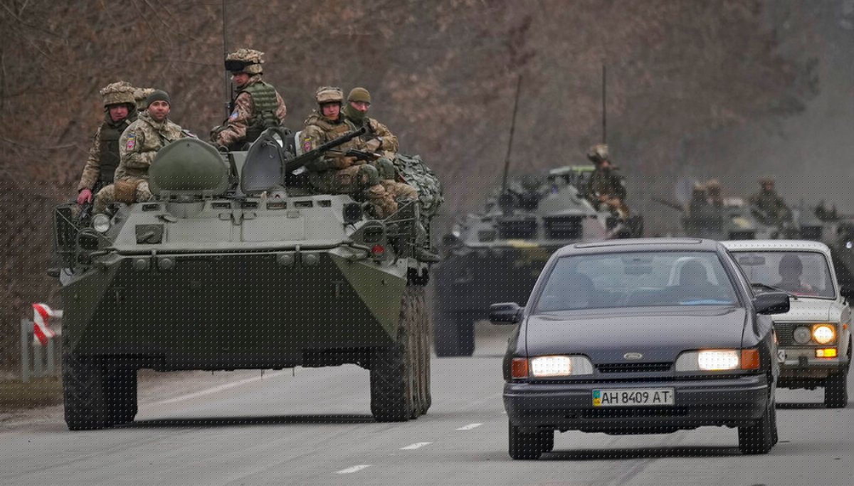 Ukrainians 'lining up to collect guns' as Russian invasion underway