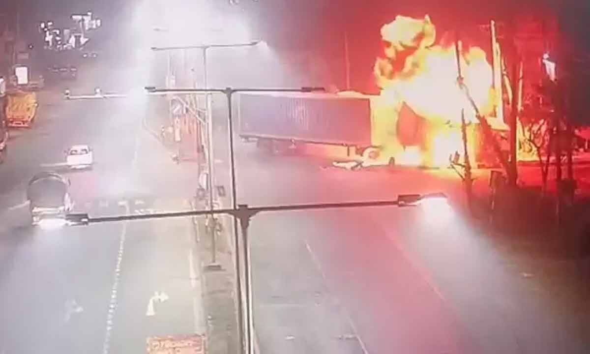 Two lorries collide near Katthipudi of Kakinada, one driver burnt alive