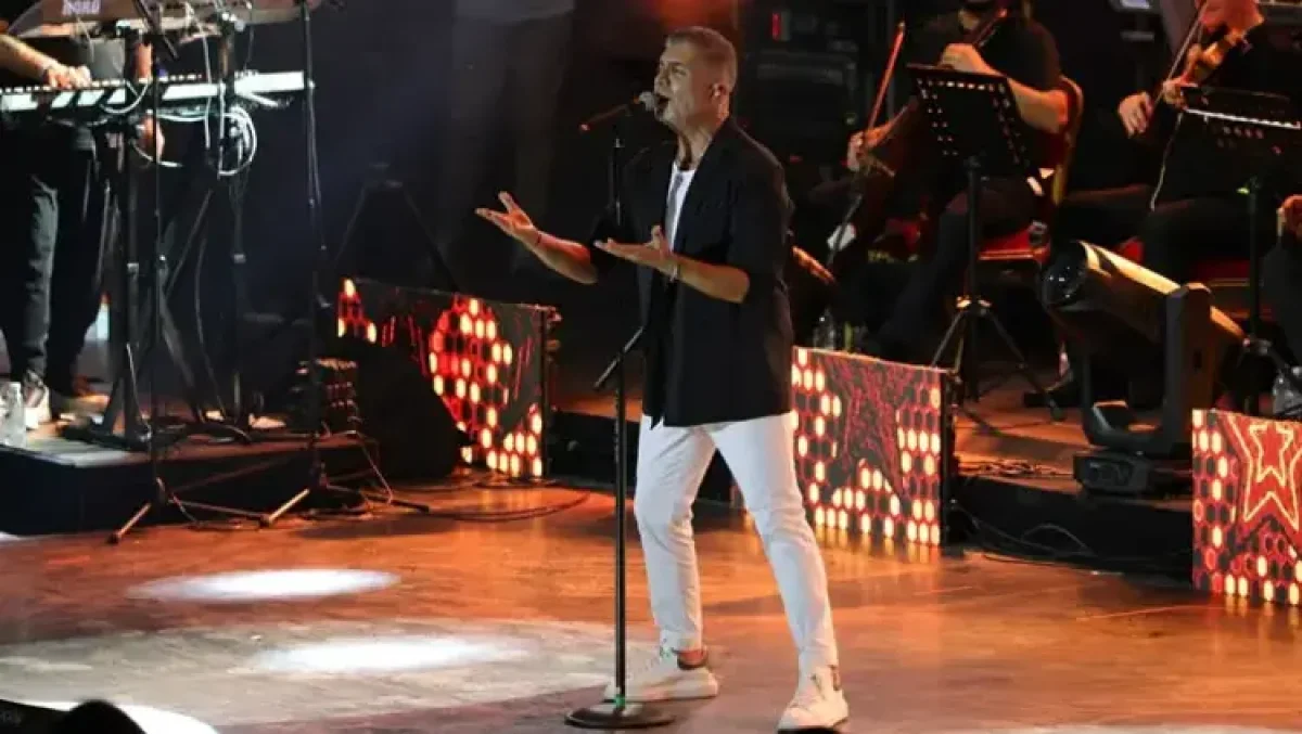 Özcan Deniz Bursa’da Ayakta Alkışlandı