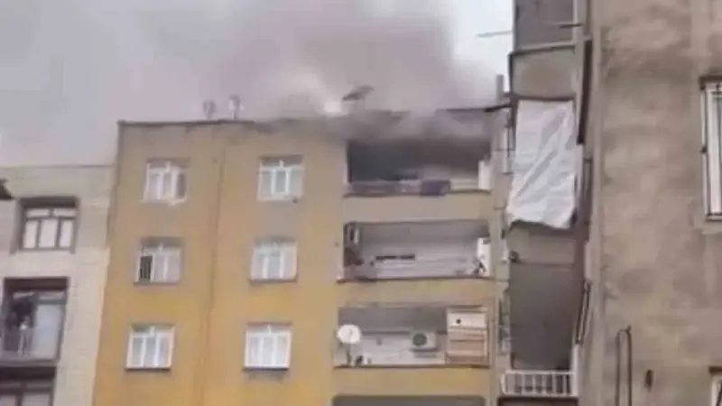 Diyarbakır'da 7 katlı apartmanda yangın paniği