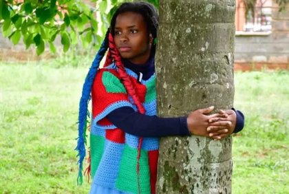 Abrazar un árbol durante 72 horas: el gesto de una joven activista de Kenia que la llevó a ganar un récord Guinness